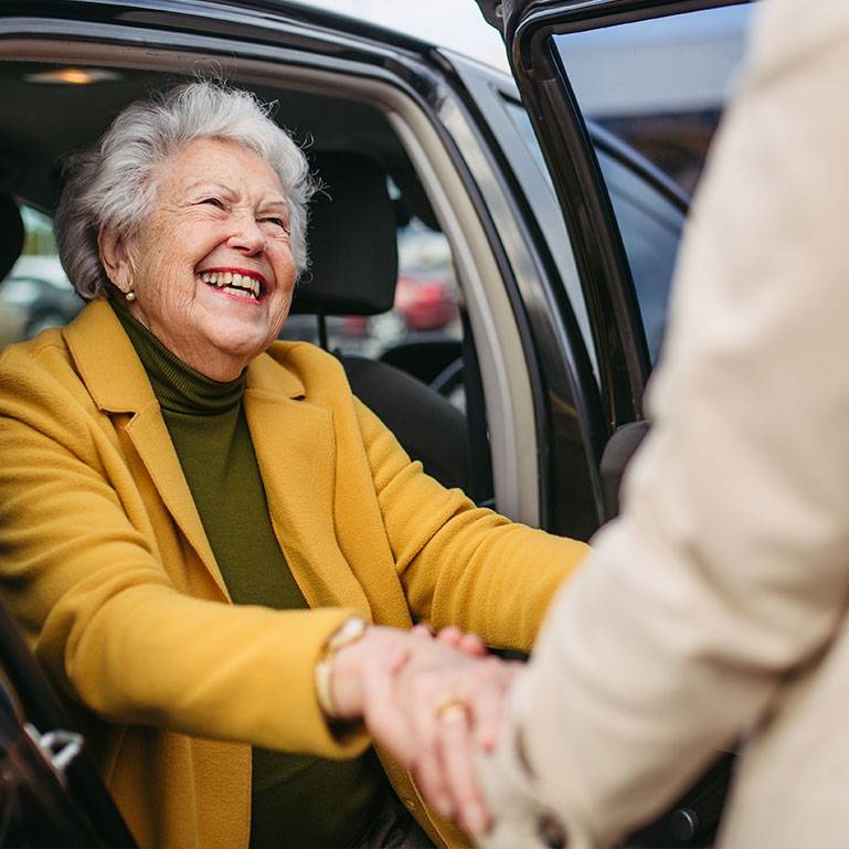 Seniorin freut sich über Hilfe