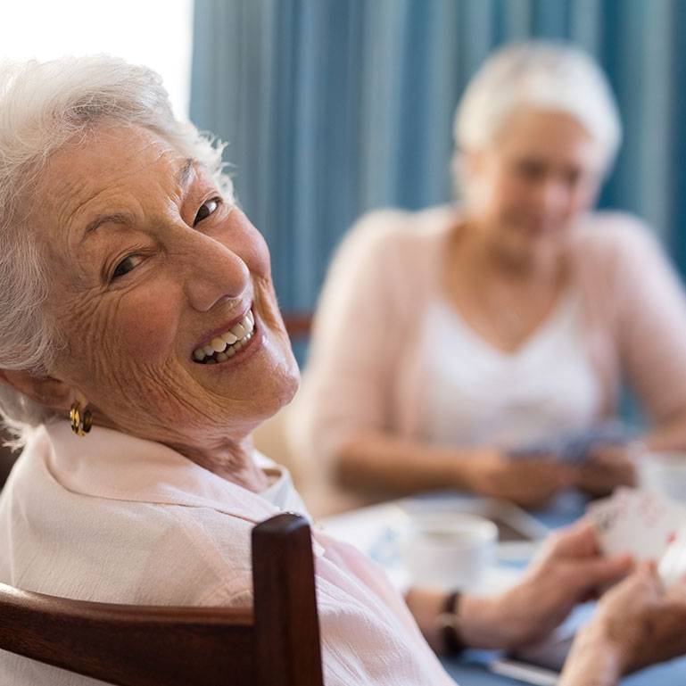 Seniorinnen beim Kartenspiel